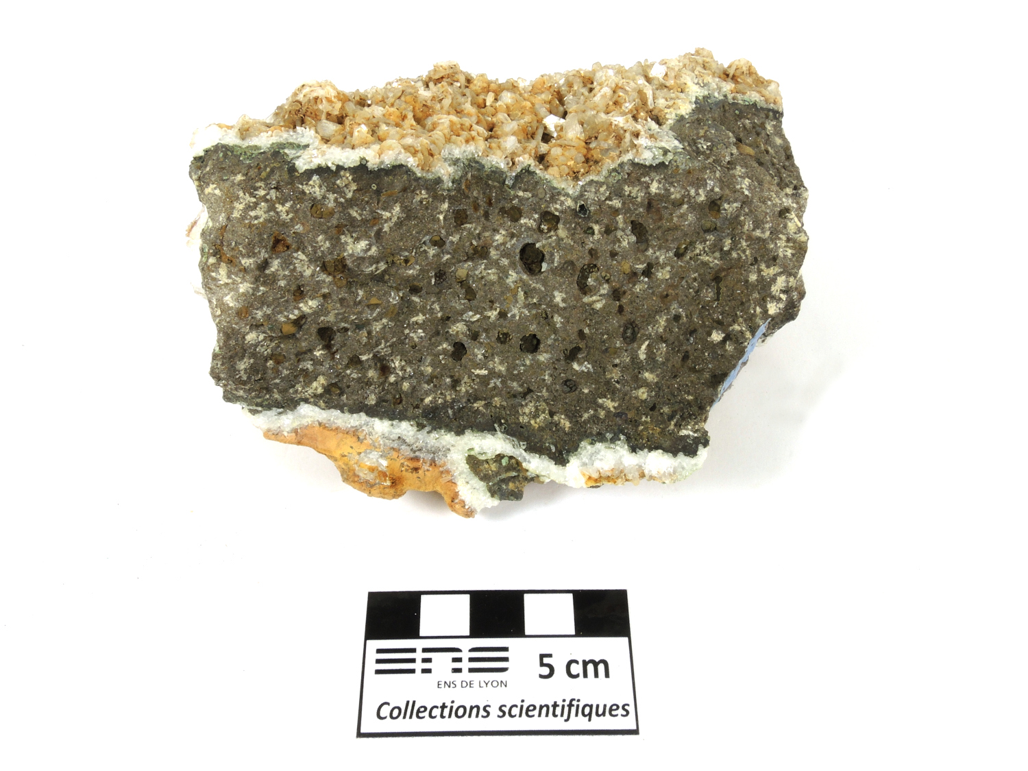 Zéolite Cristaux de zéolite sur un basalte altéré Îles Féroé Eysturoy  